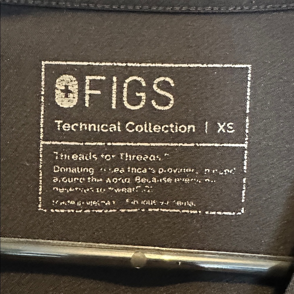 Figs Classic Black Scrub Set - Picture 2 of 6